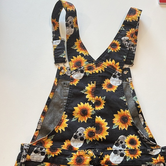 HT denim - sunflower and skulls short overalls, xs - Picture 5 of 6